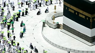 Kutsal topraklardaki hacı adayları, bu yıl da koronavirüs salgını nedeniyle alınan istisnai önlemlerin gölgesinde, Kabe'de ilk tavaflarını yapmaya başladı