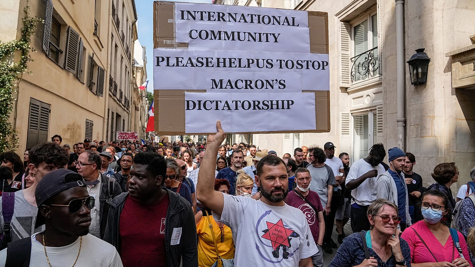Fransa'nın başkenti Paris'te Covid-19 aşı zorunluluğu ve sağlık kartına karşı çıkanlar gösteri düzenledi
