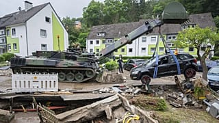 Mentést végző katonai jármű Hagenben