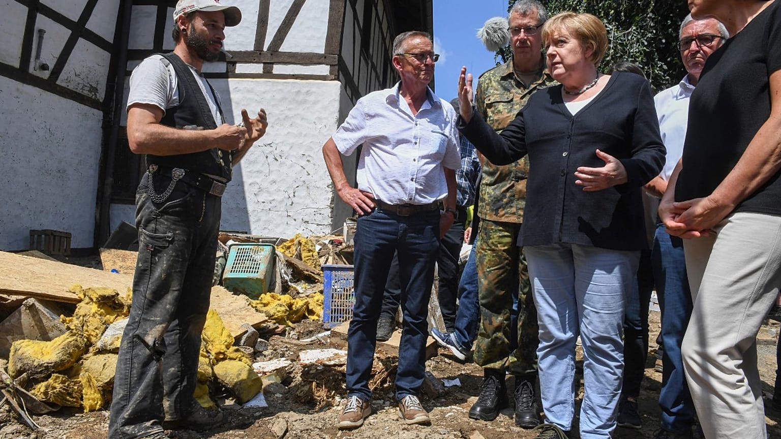 Almanya Başbakanı Angela Merkel selden etkilenen yerleri ziyaret etti