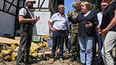 Almanya Başbakanı Angela Merkel selden etkilenen yerleri ziyaret etti