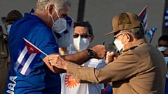 Díaz-Canel y Raúl Castro durante el acto del sábado en La Habana