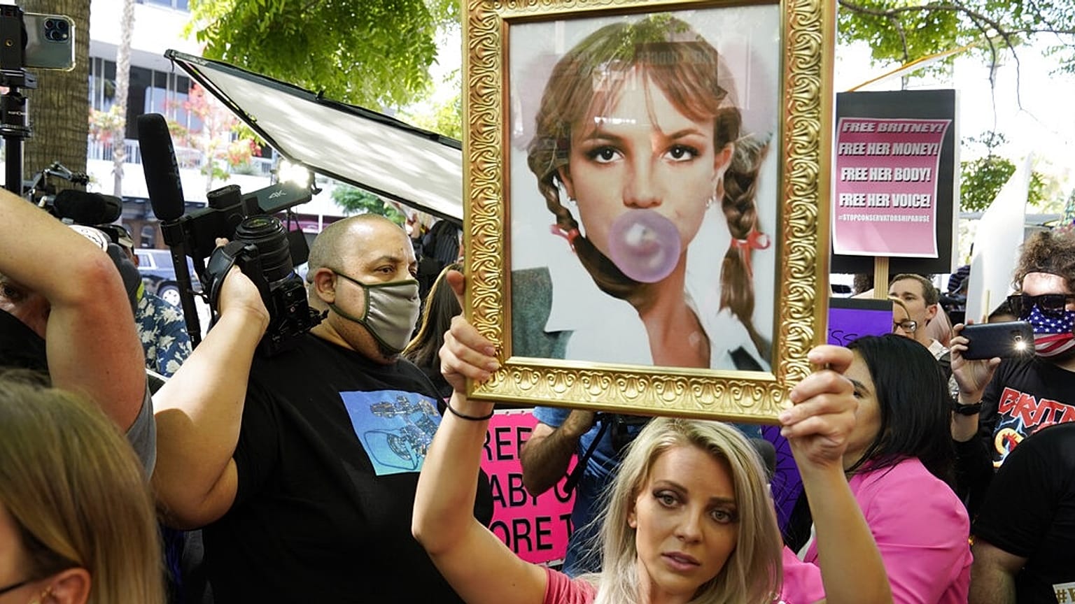 Britney-rajongó a Los Angeles-i bíróság előtt