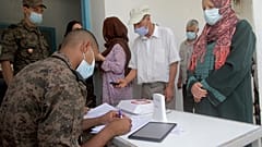 جندي تونسي يسجل أسماء مواطنين قبل تطعيمهم بلقاح كوفيدـ19 في قرية كسرى. 2021/07/13