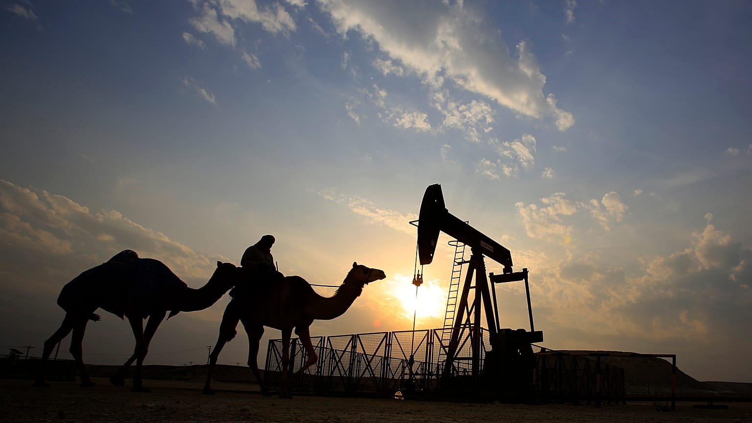 Архивное фото нефтяного месторождения в Бахрейне