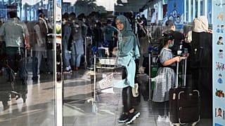 اتباع فرانسوی و خانواده کارمندان افغان سفارت فرانسه در افغانستان در حال عزیمت به فرانسه