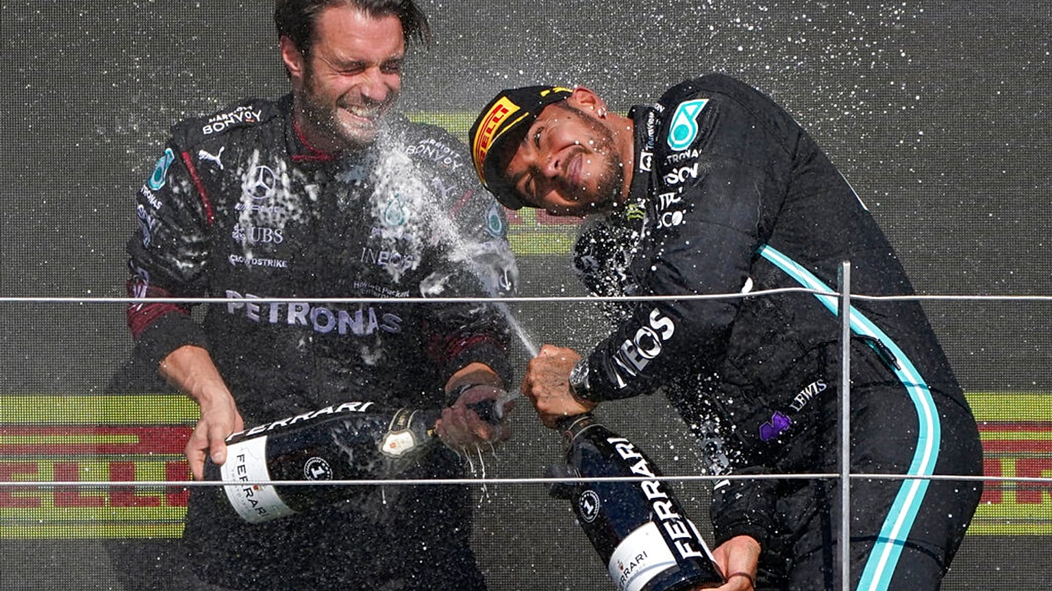 Hamilton vergoss den Sieger-Champagner in Silverstone. Es war sein achter Heimsieg