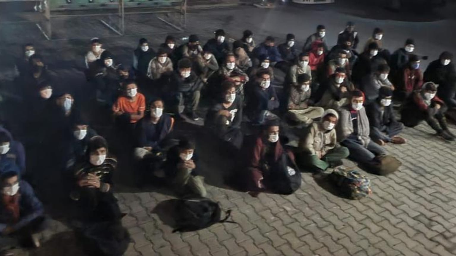 Van'ın Erciş ilçesinde sürücüsü "dur" ihtarına uymayan minibüste yurda yasa dışı yollarla girdiği belirlenen 60 düzensiz göçmen yakalandı