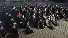 Van'ın Erciş ilçesinde sürücüsü "dur" ihtarına uymayan minibüste yurda yasa dışı yollarla girdiği belirlenen 60 düzensiz göçmen yakalandı
