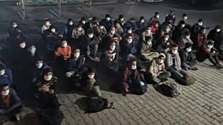 Van'ın Erciş ilçesinde sürücüsü "dur" ihtarına uymayan minibüste yurda yasa dışı yollarla girdiği belirlenen 60 düzensiz göçmen yakalandı