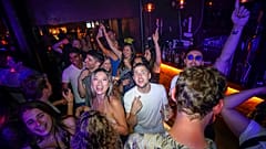 Pessoas festejam "Dia da Liberdade" logo após a reabertura de um bar
