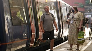 Bahnreisende in London