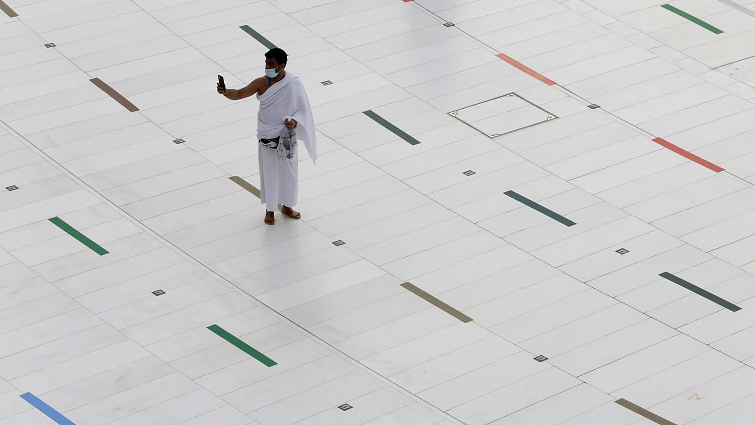 Platz für ein Selfie: In Vor-Corona-Zeiten hatten Pilger bei der Umrundung der Kabaa kaum eine Armlänge Abstand.