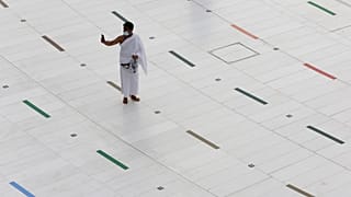 Platz für ein Selfie: In Vor-Corona-Zeiten hatten Pilger bei der Umrundung der Kabaa kaum eine Armlänge Abstand.