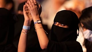 امرأة سعودية تشاهد حفلاً غنائياً للفنان محمد عبده في جدة في الثامن من يوليو