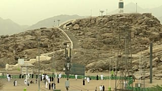 الحجاج يصلون إلى صعيد عرفات لأداء ركن الحجّ الأعظم