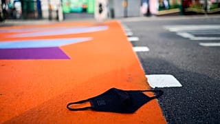 Aszfalton heverő maszk a londoni Piccadilly Circuson 2021. július 19-én