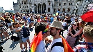 Párok csókot váltanak a 24. Budapest Pride előtt 2019 július hatodikán