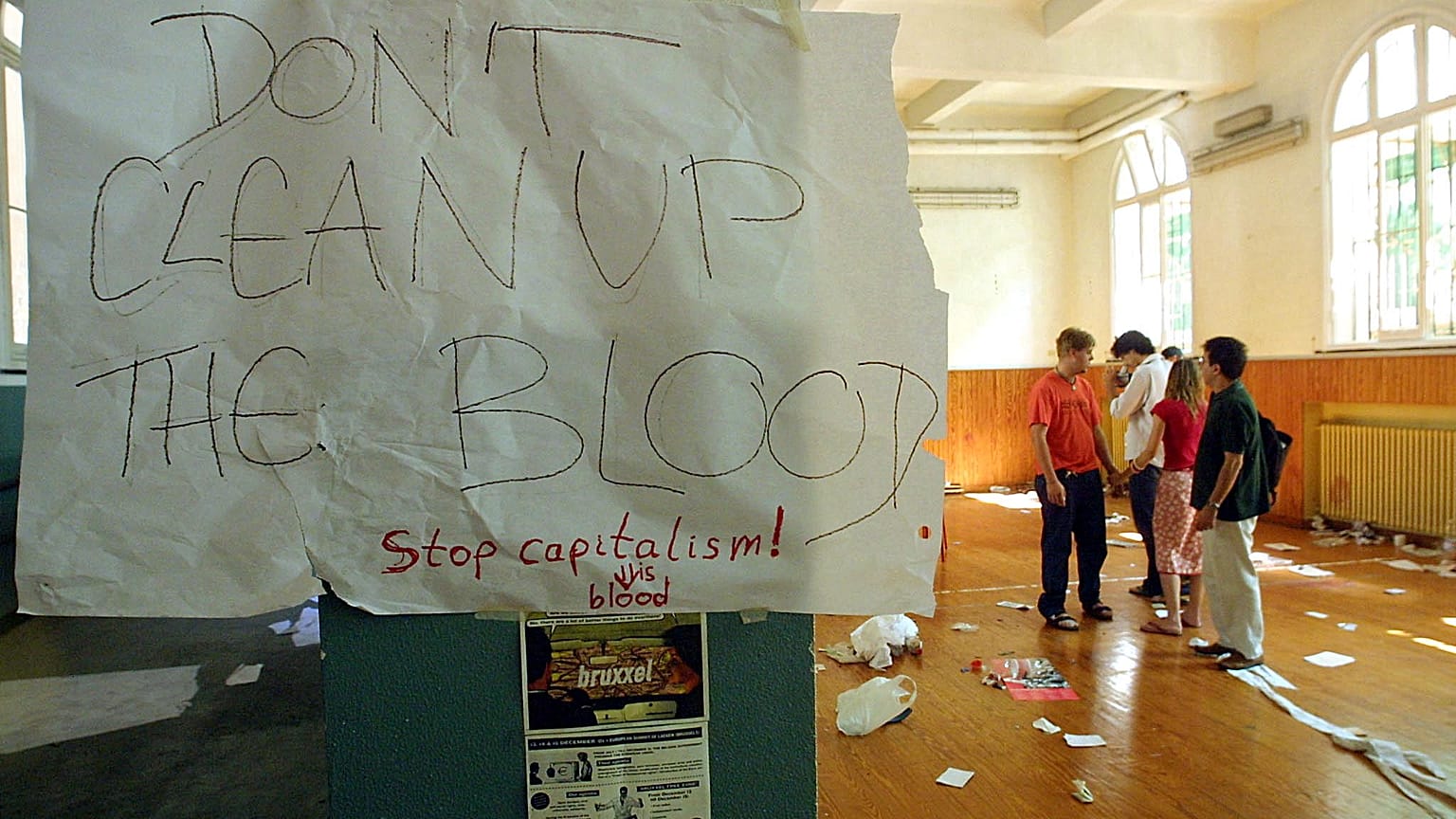  Génova, 22 de julio de 2001: "no limpies esta sangre" reza el escrito dejado en la escuela Díaz tras el asalto de la noche anterior 