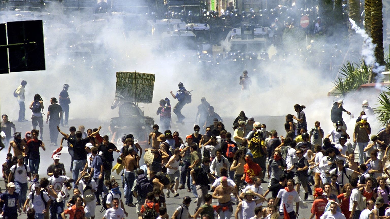 Due manifestanti del movimento no global arrestati in seguito all'irrusione nella Scuola Diaz 