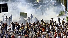 Due manifestanti del movimento no global arrestati in seguito all'irrusione nella Scuola Diaz 