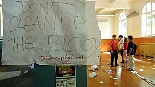"Ne nettoyez pas le sang" demande ce panneau improvisé dans l'école Diaz après l'attaque des forces de l'ordre la veille, Gênes le 22 juillet 2001