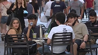 Grupo de jóvenes en una terraza en Madrid, España.