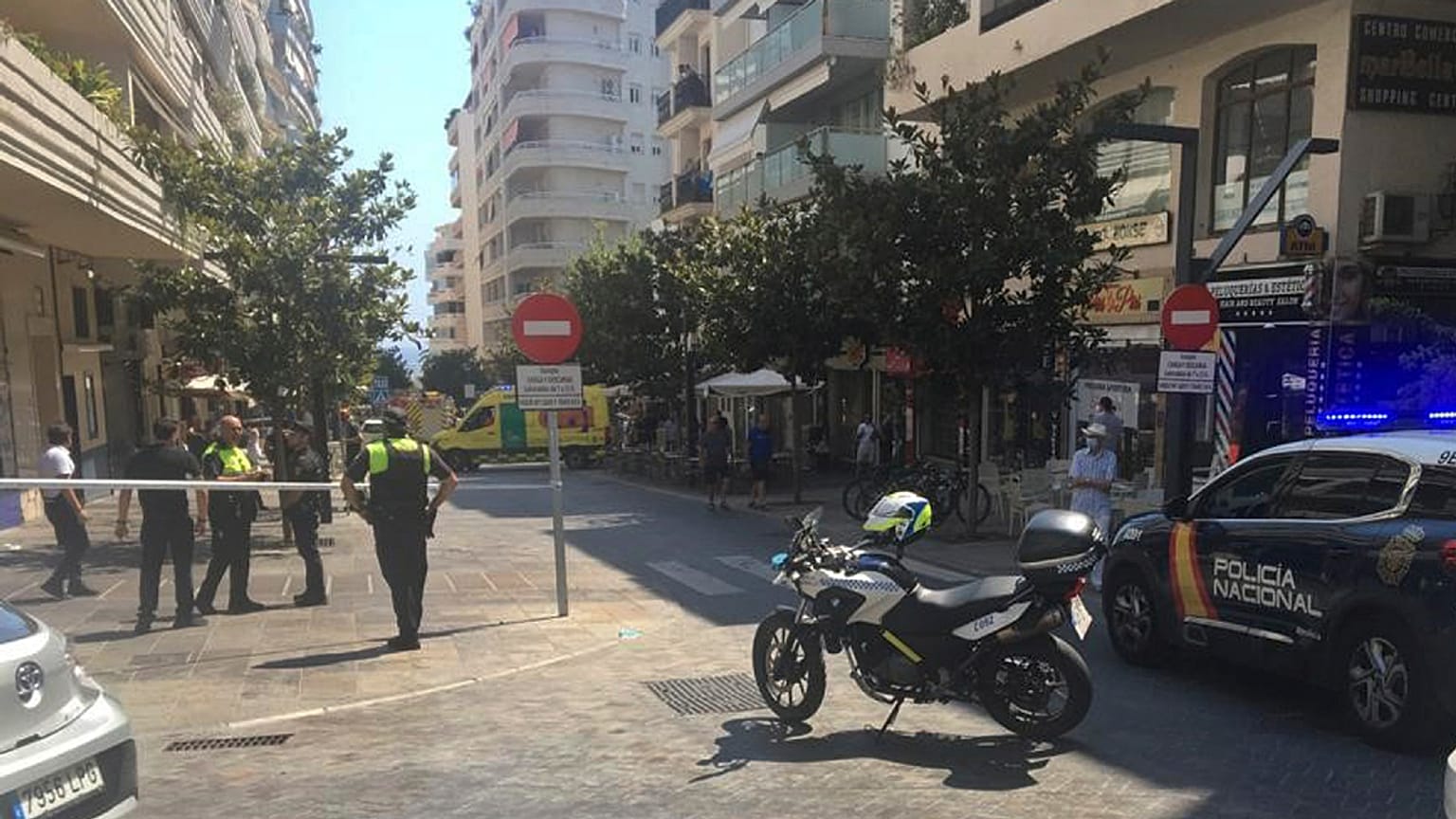 Perímetro de segurança da polícia em torno do local do atropelamento