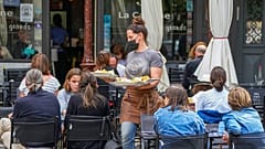 Auf einer Terrasse in Versailles im Westen von Paris