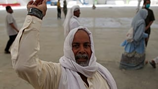 أحد الحجاج رامياً الجمرة 