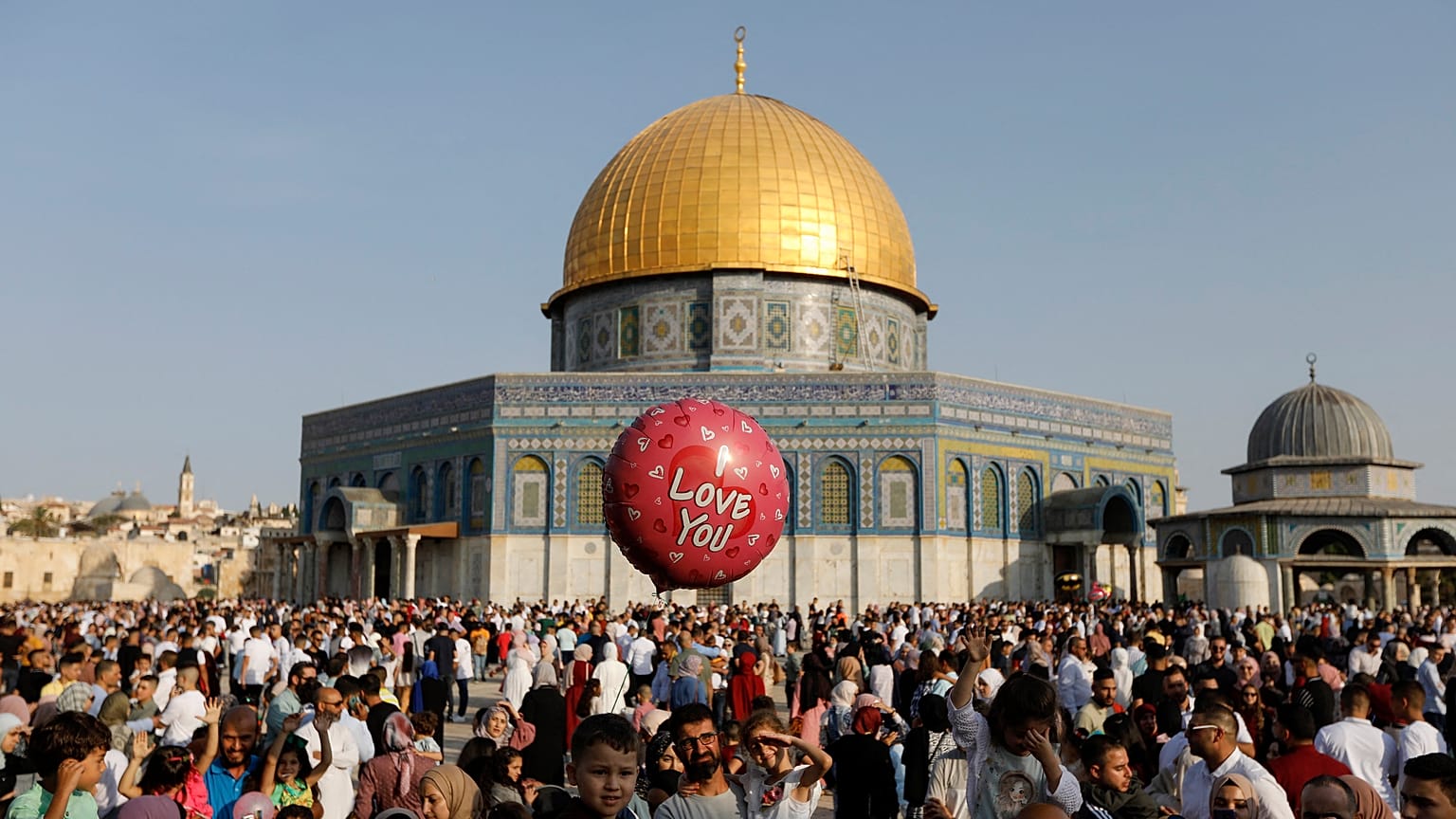 أمام المسجد الأقصى 