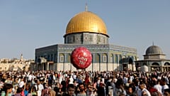 أمام المسجد الأقصى 