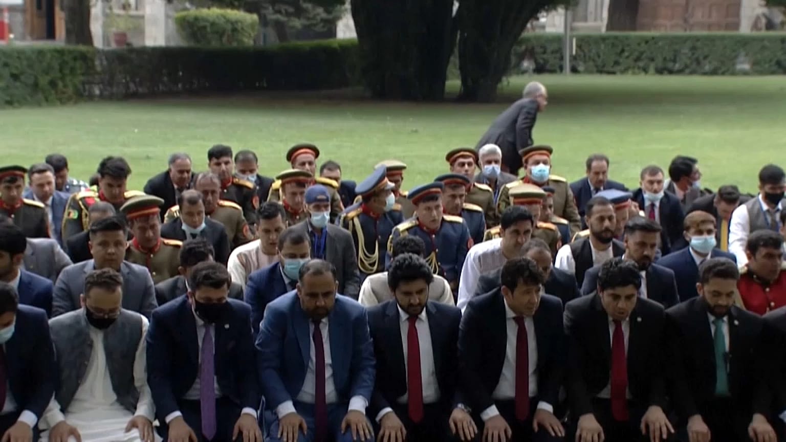 Los cohetes cayeron mientras el presidente de Afganistán Ashraf Ghani oraba junto a otros miembros del gobierno