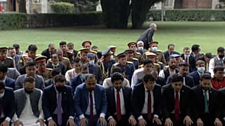 Los cohetes cayeron mientras el presidente de Afganistán Ashraf Ghani oraba junto a otros miembros del gobierno