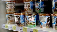 Unilever'e ait bir dondurma markası olan "Ben&Jerry's", Londra'nın merkezindeki bir marketin rafında, 13 Ekim 2016