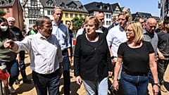Bundeskanzlerin Angela Merkel (Mitte), Sabine Preiser-Marian (Bürgermeisterin von Bad Münstereifel) und NRW-Ministerpräsident Armin Laschet