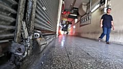 Premier confinement en Iran : un homme marche dans un centre commercial déserté de Téhéran, le 20 juillet 2021