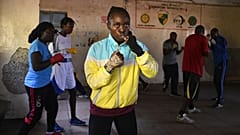 Plusieurs femmes s’entraînent à la boxe dans le centre "Boxgirl Kenya", du quartier de Kariobangi, au nord de Nairobi