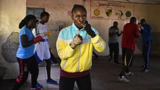 Plusieurs femmes s’entraînent à la boxe dans le centre "Boxgirl Kenya", du quartier de Kariobangi, au nord de Nairobi