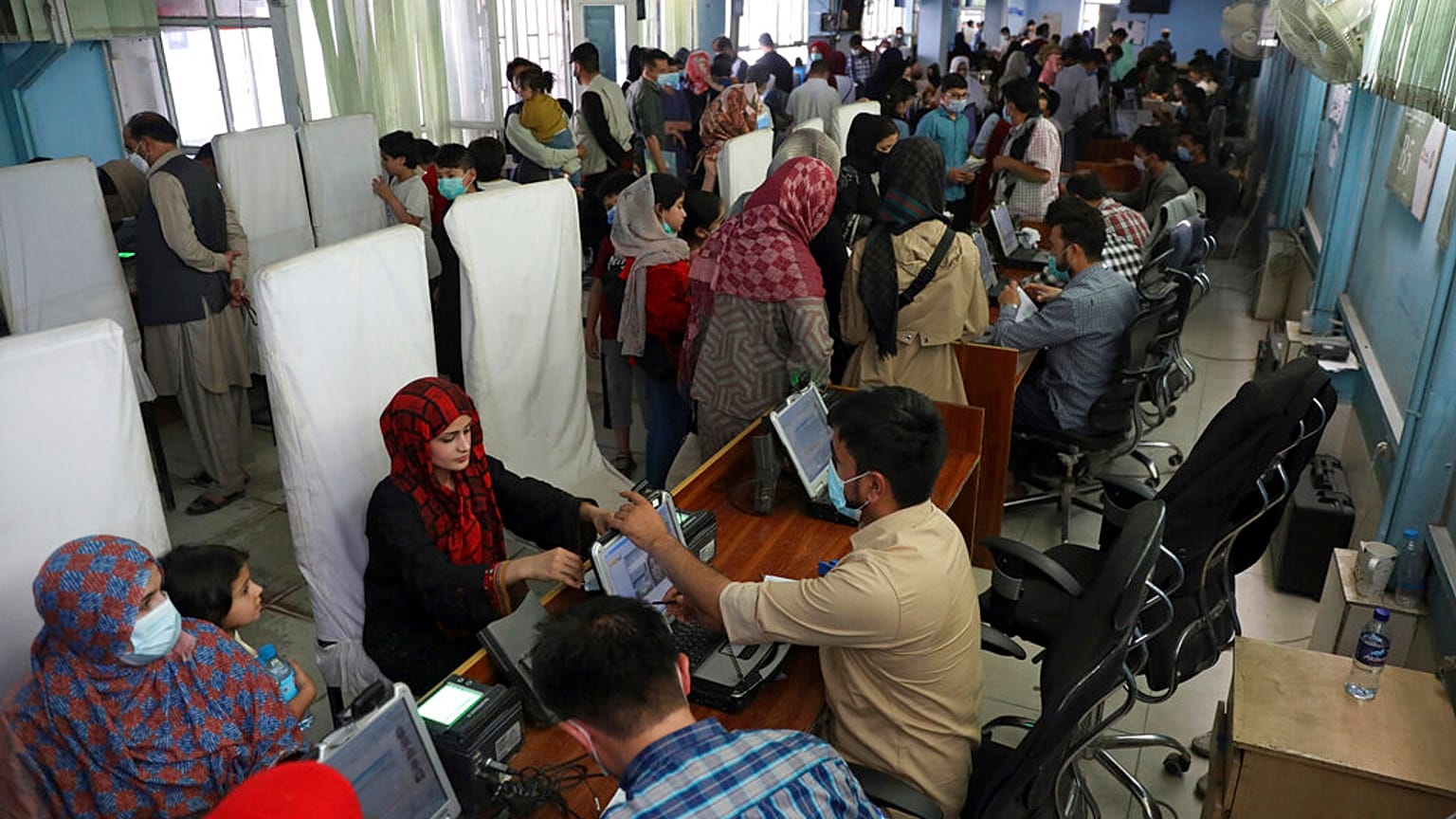 Afganistan'ın başkenti Kabil'de ABD'ye tahliye edilmek üzere vize işlemlerini gerçekleştiren Afgan aileler.