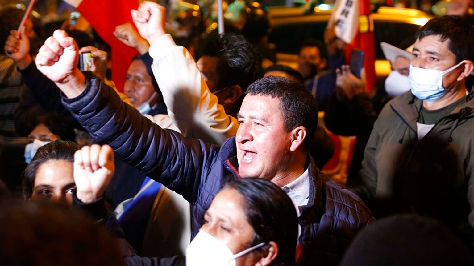 Pedro Castillo celebra su victoria en Perú