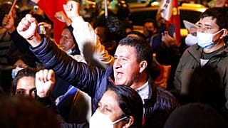 Pedro Castillo celebra su victoria en Perú