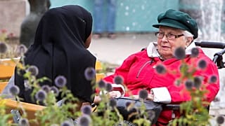 همکلامی یک دختر مهاجر آفریقایی و پیرزن سوئدی در شهر کوچکی در حاشیه استکهلم