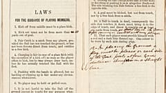 صورة من كتاب قوانين كرة القدم لنادي شيفيلد الإنكليزي عام 1859 في مزاد ساثبيس في لندن، بريطانيا.