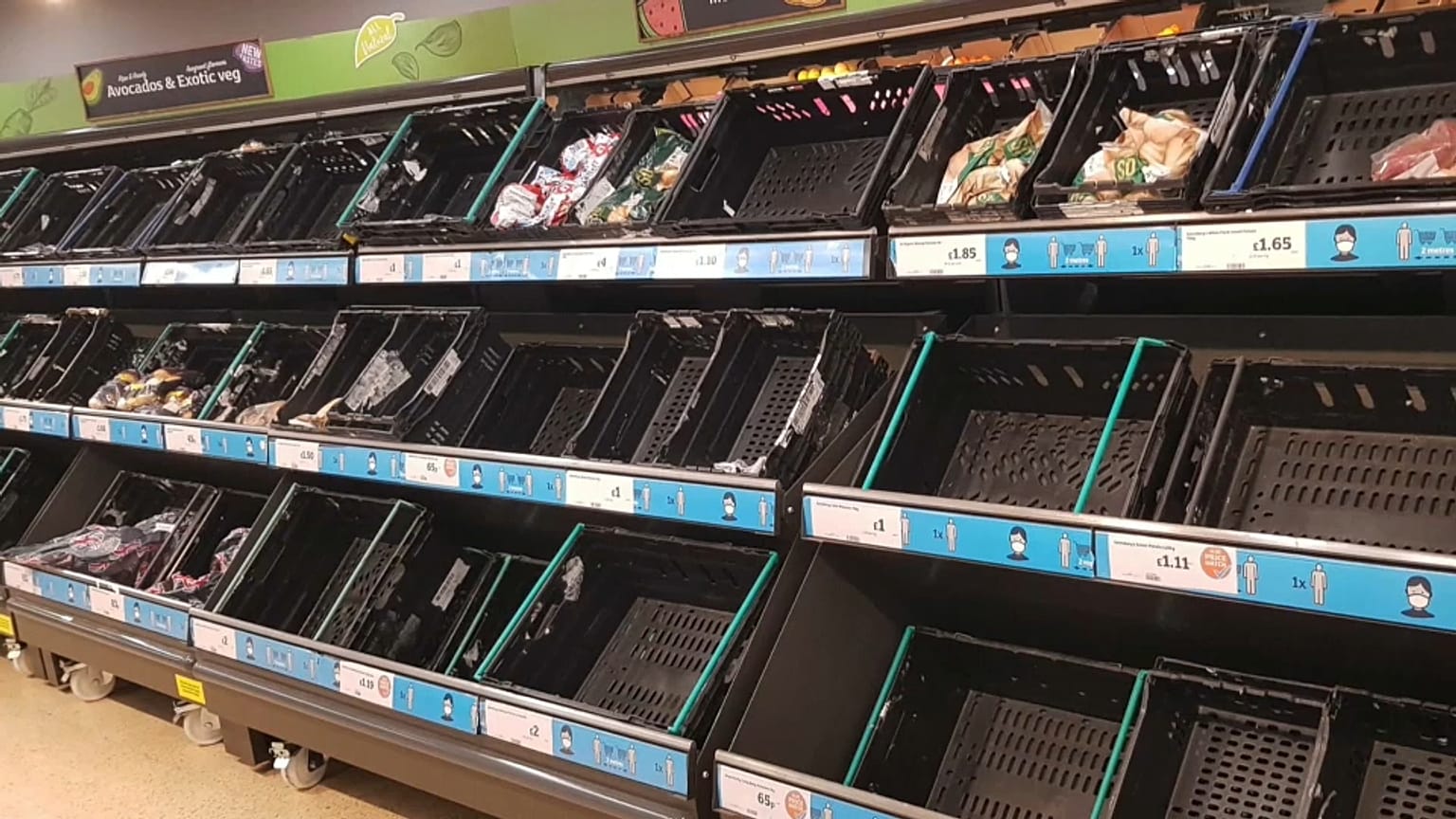Les rayons de plusieurs supermarchés britanniques sont vides. 