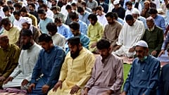 مصلون باكستانيون يؤدون صلاة العيد
