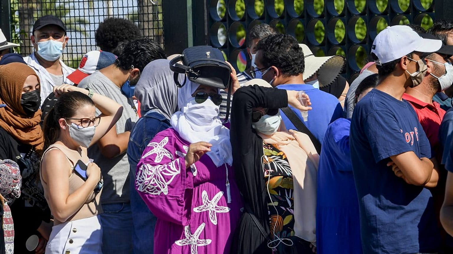 Vor einem Impfzentrum in Tunis