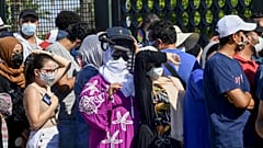 Vor einem Impfzentrum in Tunis