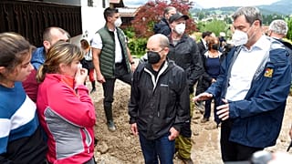 Finanzminister Olaf Scholz im Krisengebiet mit Markus Söder in Bayern