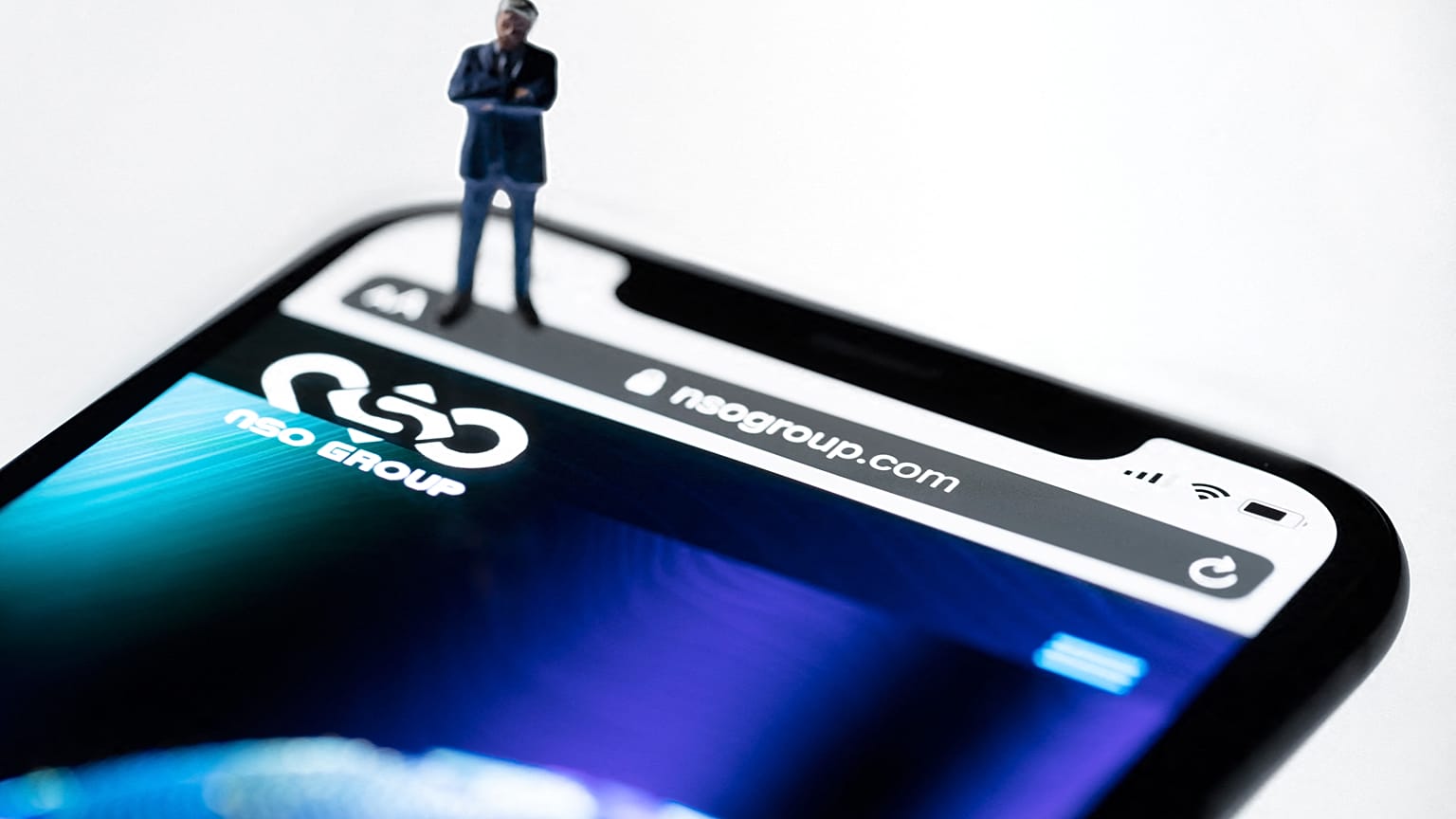 Questa illustrazione mostra uno smartphone con il sito web del gruppo israeliano NSO che presenta lo spyware 'Pegasus'
